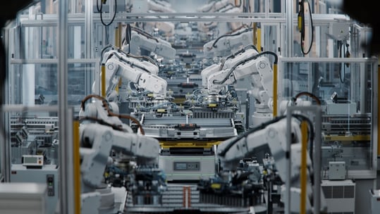 Fertigungsstraße mit Roboterarmen