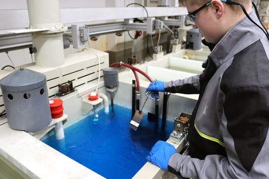 Auszubildender Oberflächenbeschichter bei der Arbeit