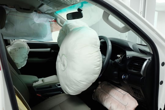 ausgelöster_Airbag_im_Auto