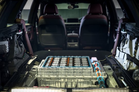 Elektroauto Lithium-Batterie-Pack und Stromanschlüsse auf EV Auto Hintergrund.