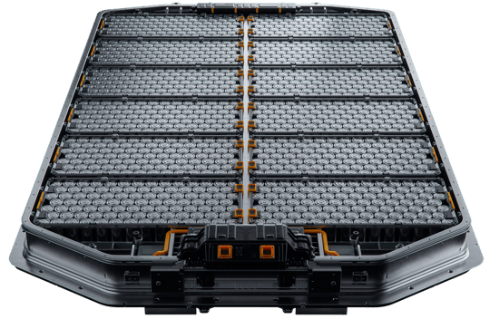 Vorderansicht eines generischen EV-Batteriepacks mit orangefarbenen Anschlüssen, isoliert auf schwarzem Hintergrund