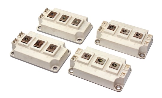 Leistungsstarke IGBT-Transistoren einzeln auf weißem Hintergrund