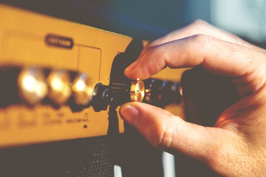 Handgitarrist und Gitarrenverstärker Detail