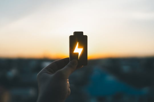 Elektroenergie Symbol in einer Hand