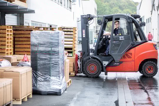 Mann fährt einen Gabelstapler