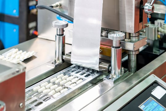 Kapseln in PTP-Folie eingewickelt während des Herstellungsprozesses durch Maschine Blister-Verpackungsmaschine für pharmazeutische Industrie